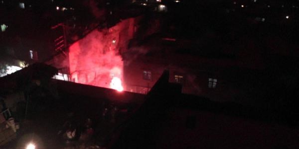 PKK yanlısı göstericiler, market yaktı