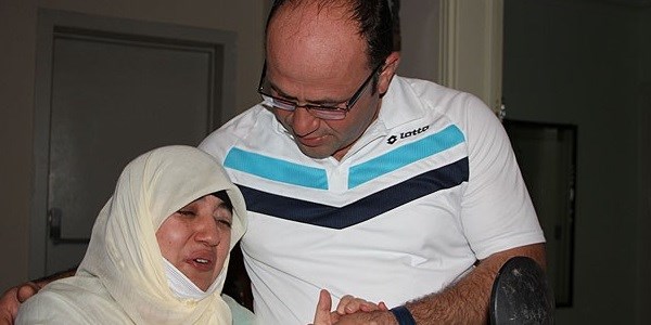 Halil öğretmen 14 yıldır yürüyemeyen eşine 'ayak' oluyor