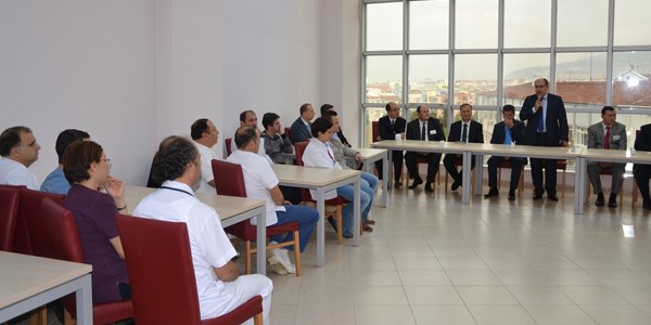 Manisa'da 25 yılını dolduran diş hekimleri plaketle onurlandırıldı