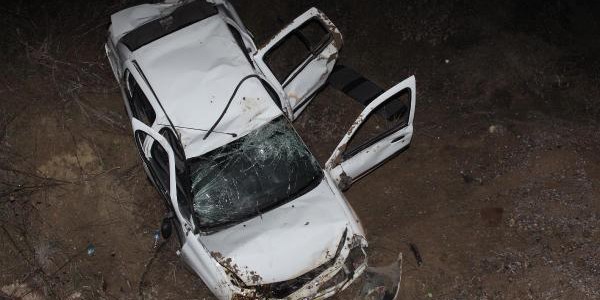 Alkolü sürücü otomobille alt geçide uçtu