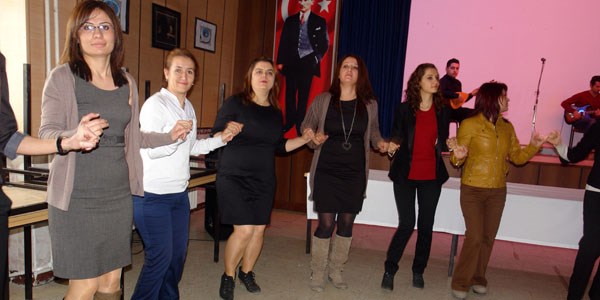 Yüksekova'da öğretmenler günü Kürtçe şarkılarla kutlandı