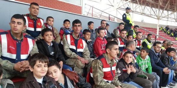 Jandarmalar, çocukları maça götürdü