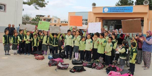Başka okula gönderilen öğretmenleri için eylem yaptılar