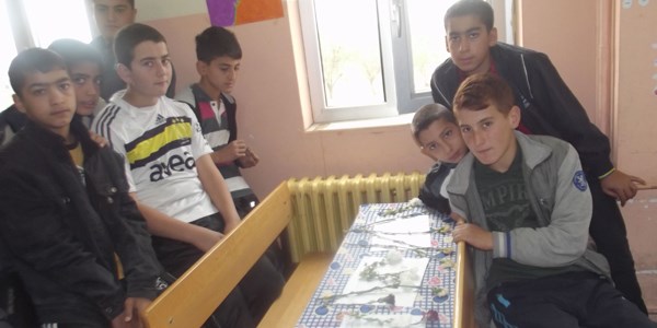 Öğrenciler hayatını kaybeden arkadaşlarının sırasına karanfil bıraktı