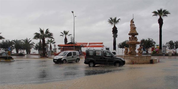 Kuşadası'nda sağanak yağmur ve fırtına