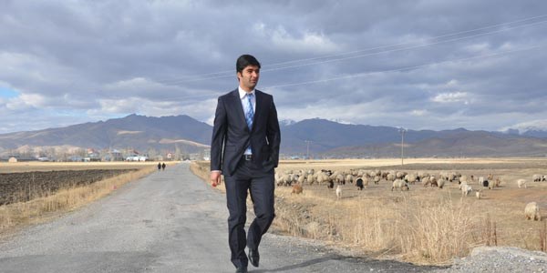 Öğrencileri için her gün 3 kilometre yol yürüyor