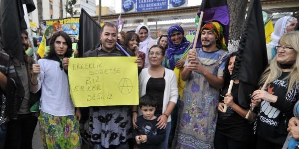 Mersin'de kadın eyleminde erkekler de etek giydi