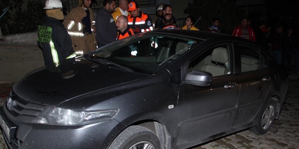 Vitesi boşalan otomobilin altında kaldı