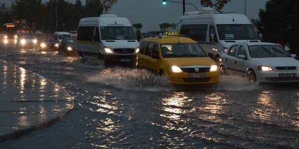 İzmir'deki sağanak yağmurun bilançosu
