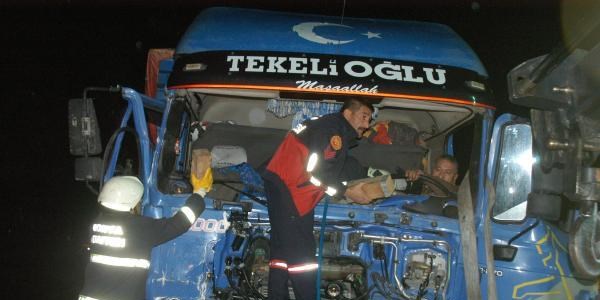 Önündeki TIR'a çarpan kamyonda can pazarı