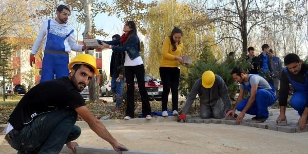 Öğrenciler kendi yollarını yaptı