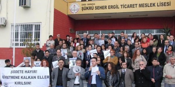 Okulu basan 3 kişi, 5 öğretmeni dövdü