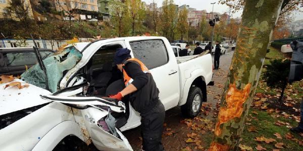 Yağışta, kaldırıma çarpıp spin attı