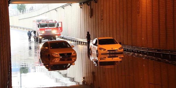 Suyla dolan alt geçitte araçlar mahsur kaldı