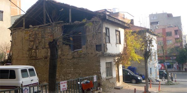 Virane evler tehlike saçıyor