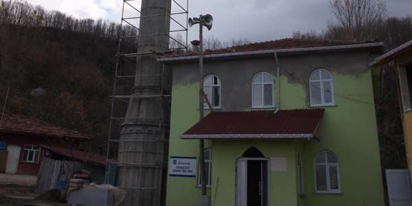hayırsever vatandaş camiye minare yaptırıyor
