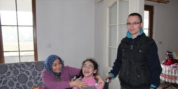 Esnafın topladığı mavi kapaklar iki engelli çocuğa umut oldu