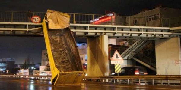 TIR'ın damperi köprüde asılı kaldı