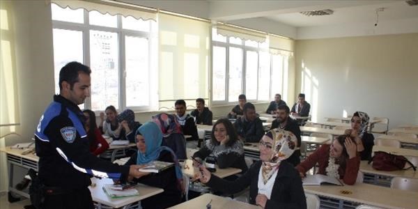 Terörü anlatan kitap öğrencilere dağıtıldı