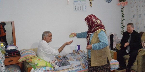 Protokol mensuplarından felçli öğretmene ziyaret