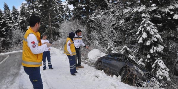 Karda lüks otomobille şarampole uçtu