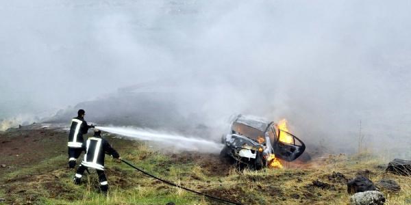 Takla atan otomobil alev aldı