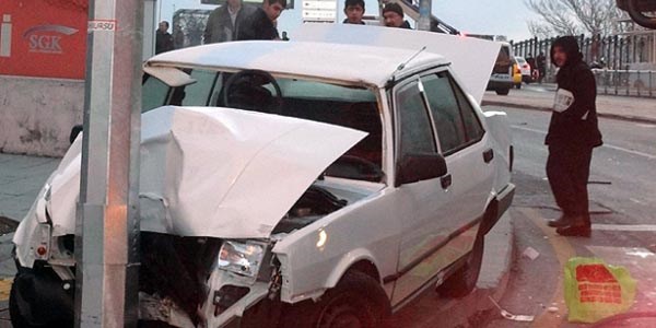 Otomobil yol kenarında bekleyenlere çarptı: 2 ölü