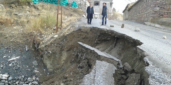 Yağışlara dayanamayan mahalle yolu çöktü