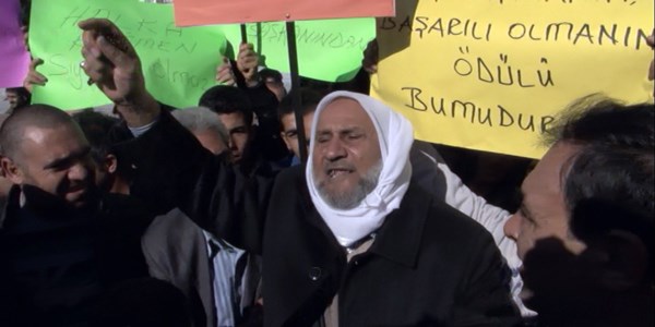 Vatandaşlardan ceketli protesto