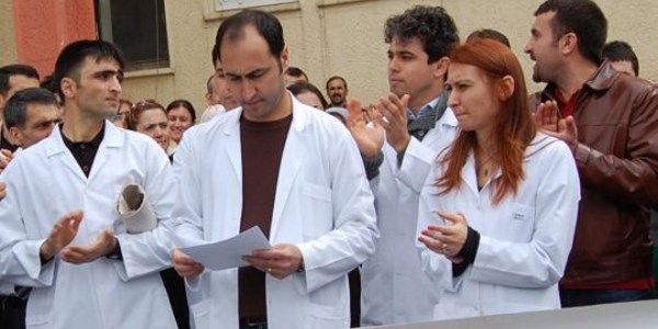 Doktorlar 'tam gün' yasasını protesto etti
