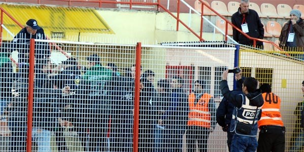 Taraftar kavga etti, 1 polis hafif yaralandı