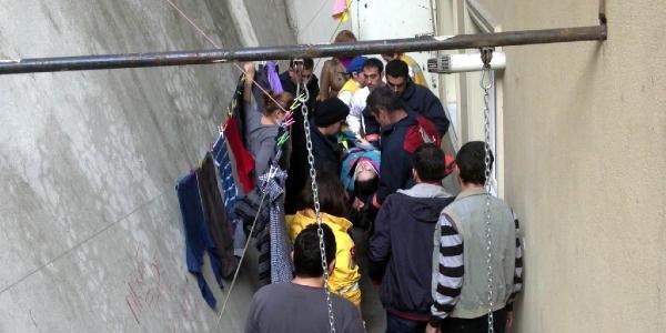 Üniversite öğrencisi kız, çamaşır asarken 10 metreden düştü