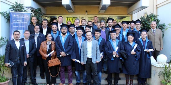 Pırlanta eğitimi alan kursiyerler kep fırlattı