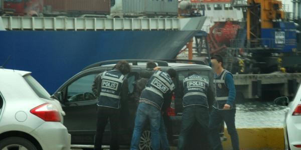 Uyuşturucu operasyonu polis kamerasında