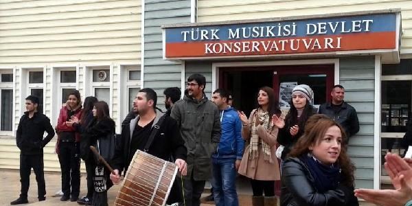 Öğrencilerden davullu 'formasyon' eylemi