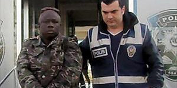 Kız arkadaşını görmek için sahte pasaportla geldi