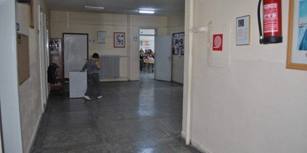 Yangın tüpü patlayan okulda eğitime ara verildi