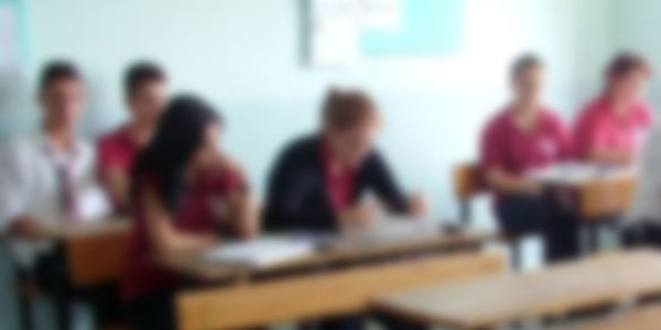 Öğretmenin burnunu kırdı