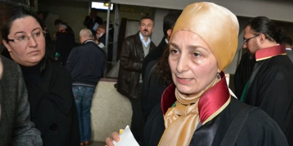 Başörtülü avukatın girdiği duruşma yine ertelendi