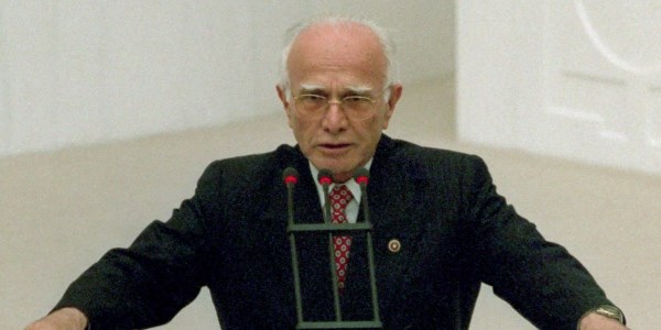 Eski Bakanlardan Gölhan vefat etti