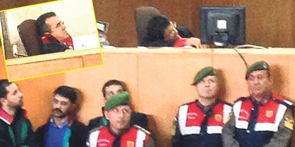 Uyuyan hakimin fotoğrafını çekene suç duyurusu