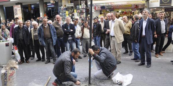 Çarşının ortasına kazık diktirdi, şimdi şimdi alacaklarını istiyor