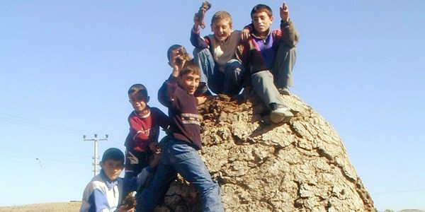 Kışlık yakacakları tezek...