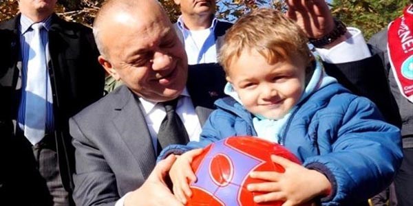 Manisa Belediye Başkanı'nın çocuk sevgisi