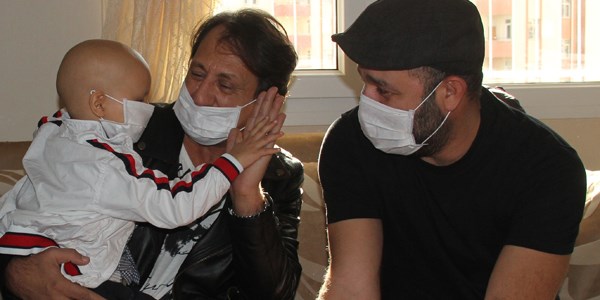 Lösemili Yağız Komiser Hüsnü Çoban'ın elinden yemek yedi