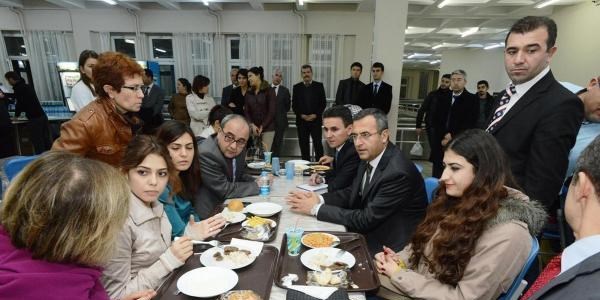 Denizli Valisi Demir, yurda gidip öğrencilerle görüştü