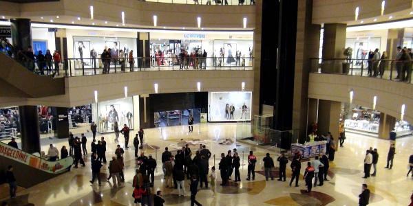 Alışveriş merkezinde çatıdan düşen işçi öldü