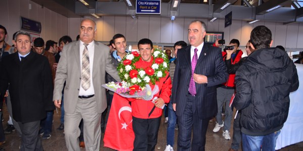 Dünya şampiyonu atlet çiçeklerle karşılandı