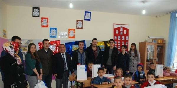 182 çağrı merkezi çalışanlarından öğrencilere yardım