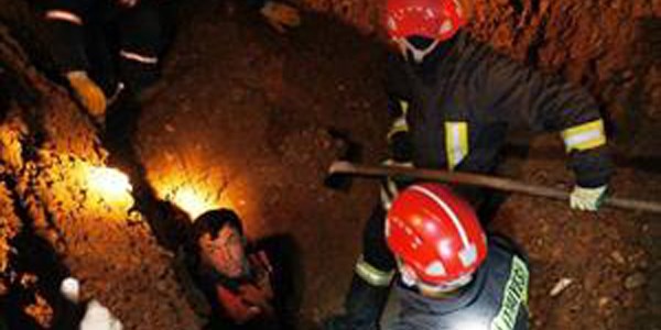 Yol çalışmasında toprak altında kalan elektrik işçisi, kurtarıldı